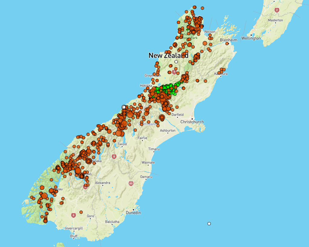 Map of New Zealand with red and green dot clusters indicating kea sightings